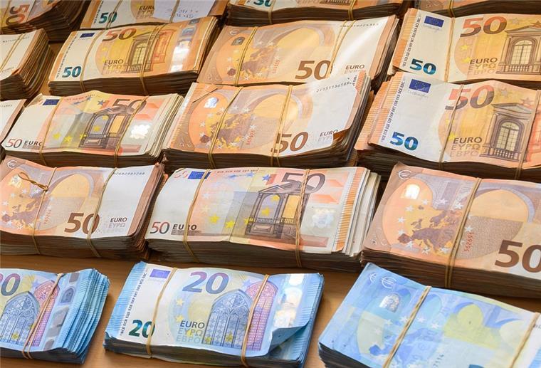  Euro-Banknoten liegen auf einem Tisch.