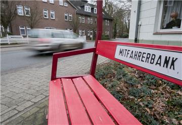 In mehreren Dörfern der Samtgemeinde Tarmstedt stehen schon Mitfahrerbänke. Diese hier ist in Wilstedt zu finden. 