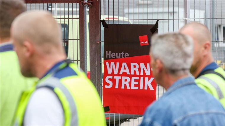 Vierte Verhandlungsrunde für Hafenarbeiter läuft In mehreren Häfen hatten die Arbeiter die Arbeit niedergelegt, um ihren Forderungen Nachdruck zu verleihen. (Archivbild)