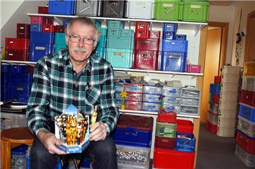 In mehreren Räumen stauen sich die Kisten mit den Kulis. Hier präsentiert Heinz-Hermann Bendig einige seiner Kulikuriositäten.
