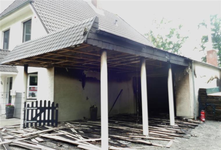 Ausgebrannte Garage in Midlum.