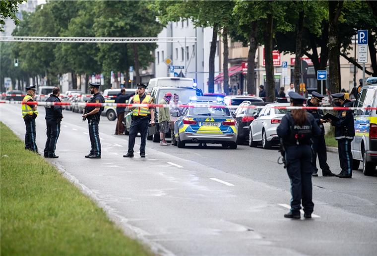 In München ist ein Kleintransporter in eine Menschengruppe gefahren.