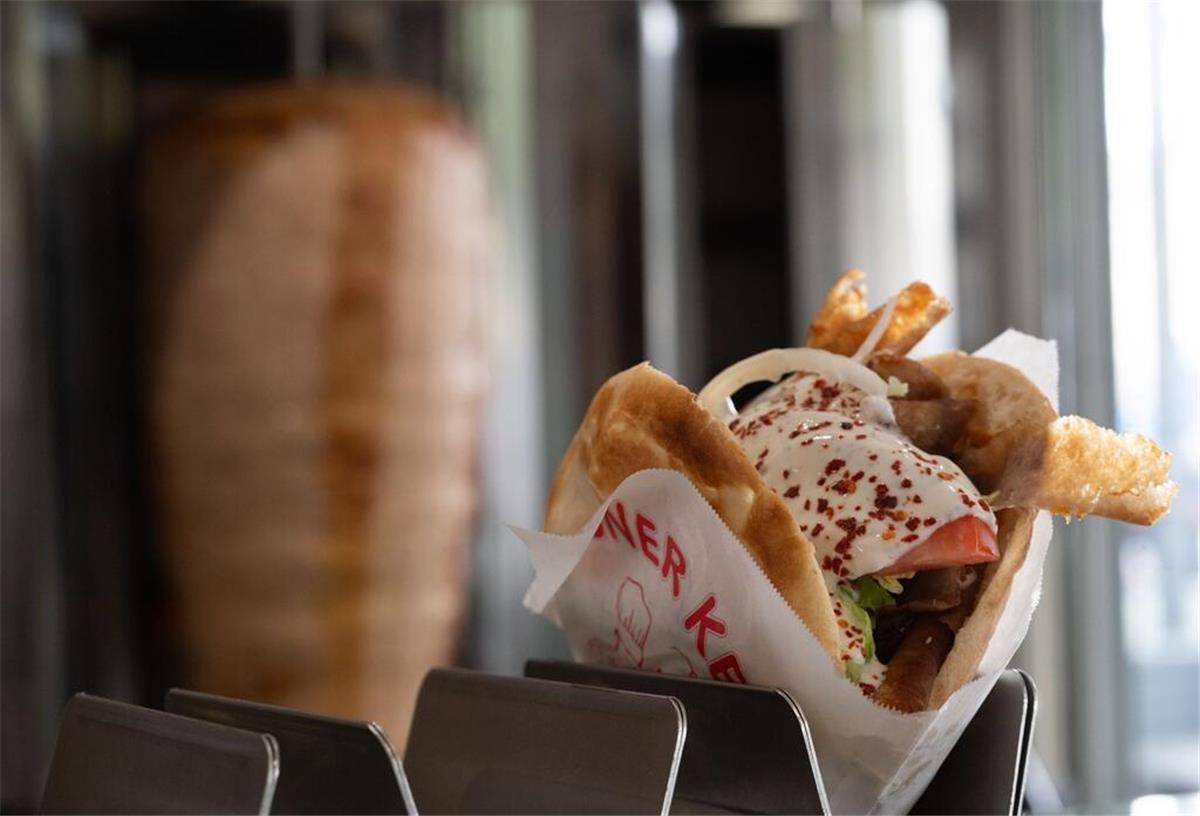 Droht die Döner-Dürre? Mitarbeiter-Streik legt Herstellung von Dönerspießen lahm Ein Döner ist vor einem Dönerspieß sehen.