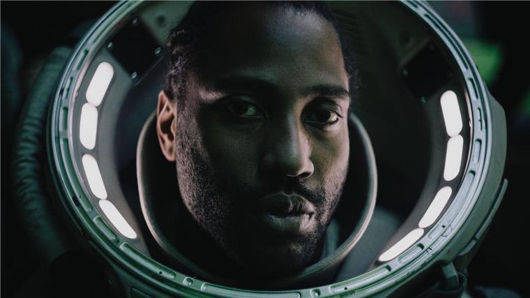 „The Creator“: Mensch gegen Künstliche Intelligenz In New Asia soll US-Spezialagent Joshua (John David Washington) den mysteriösen KI-Architekten Nirmata finden.