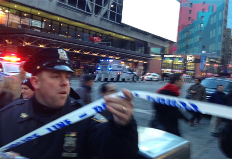 In New York (USA) soll eine Explosion in der Nähe eines Bus-Terminals mehrere Menschen verletzt haben.