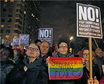 In New York veranstaltete Filmemacher Michael Moore einen Protest gegen Trump - ...