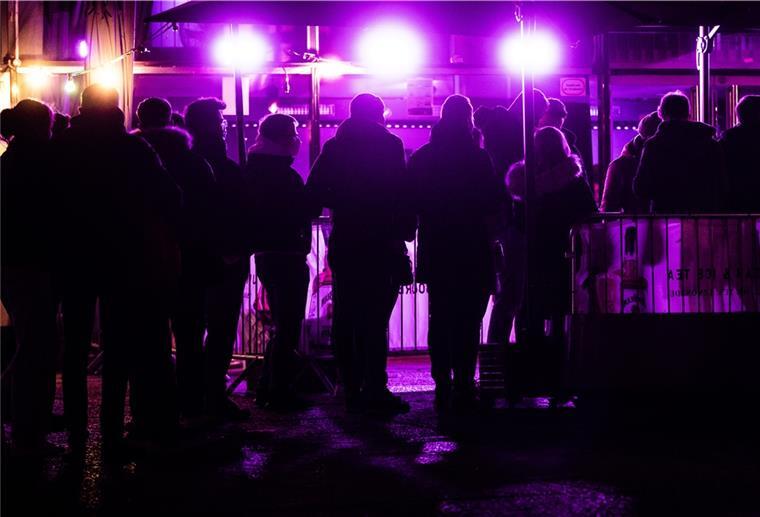 Menschen stehen vor einem Club.