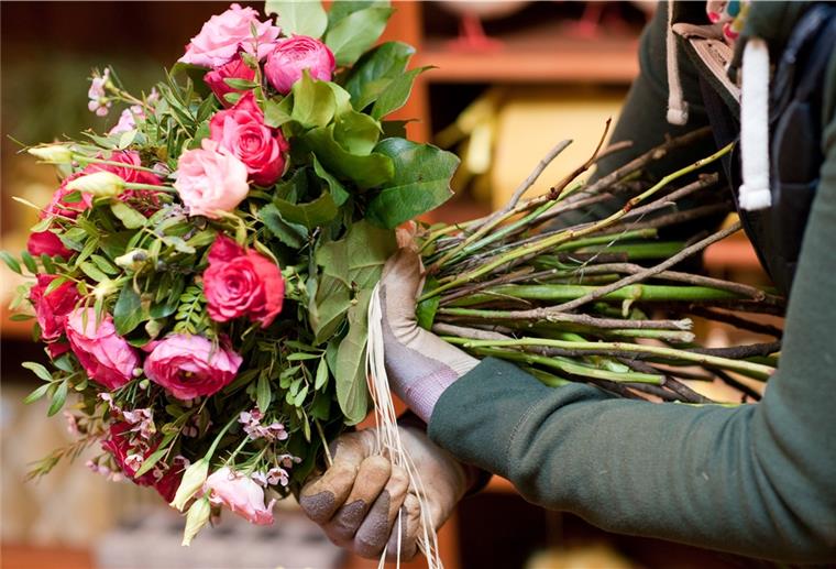Floristin mit Blumenstrauß in der Hand.