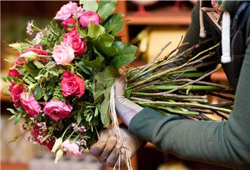 Floristin mit Blumenstrauß in der Hand.