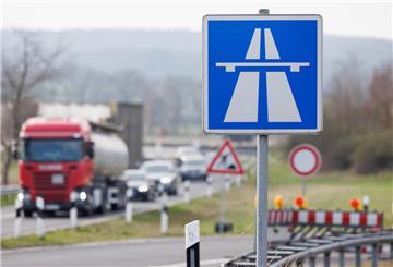 In Niedersachsen gibt es rund 2700 Brücken im Straßennetz des Bundes und rund 2100 Brücken in dem des Landes. 