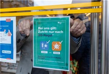 In Niedersachsen gilt ab Sonntag, 12. Dezember 2021, im Einzelhandel die 2G-Regel: Zutritt haben nur Geimpfte und Genesene. Im Land Bremen gilt dies schon länger.