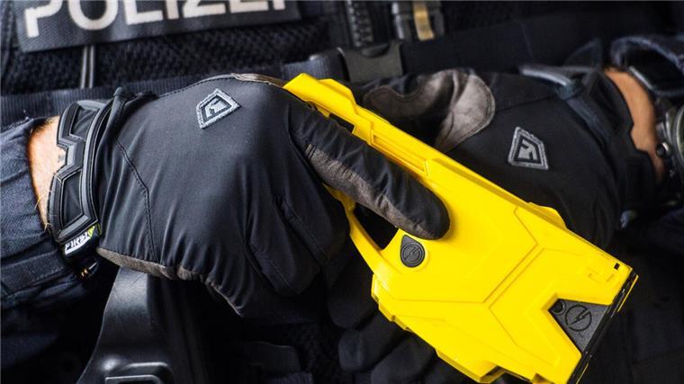Tödlicher Polizeieinsatz - Landesregierung wegen Taser in der Defensive