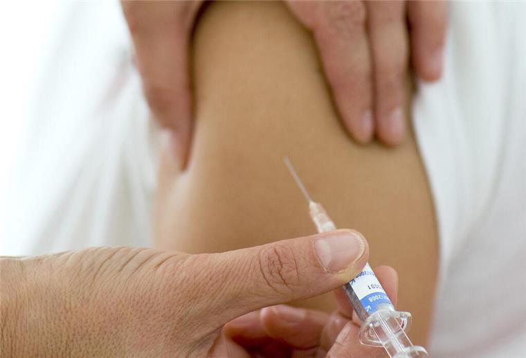 Schlechte Zahlen: Deutlich weniger HPV-Impfungen bei Jugendlichen Eine Hand führt eine Nadel in Richtung Oberarm