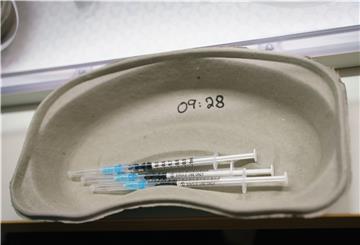 Drei Spritzen mit dem Impfstoff von Biontech-Pfizer liegen am Morgen mit der notierten Uhrzeit der Zubereitung bereit.