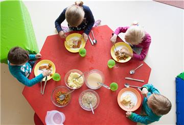 In Niedersachsen könnte es bald für mehr Kinder eine Rückkehr in die Kita geben.