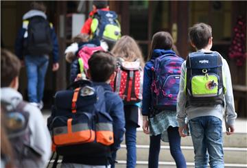 In Niedersachsen und Bremen beginnt am Montag für mehr als eine Million Schüler wieder der Unterricht - ohne generelle Maskenpflicht.