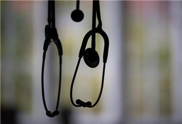 Ein Patient sitzt auf einem Stuhl im Wartezimmer einer Hausarztpraxis.