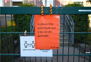 Ein Schild mit der Aufschrift «In dieser Kita wird heute von 6 bis 10 Uhr gestreikt» hängt am Eingangstor einer Kindertagesstätte.