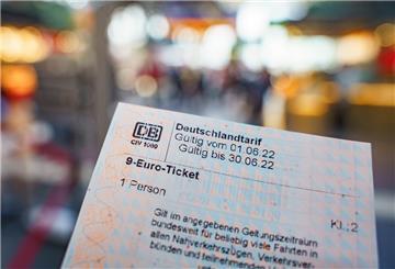 Ein frisch an einem Automaten der Deutschen Bahn erworbenes 9-Euro-Ticket, aufgenommen im Frankfurter Hauptbahnhof.
