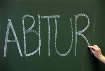  Eine Schülerin schreibt am 20.05.2015 in einem Klassenzimmer des Gymnasiums in Esslingen (Baden-Württemberg) den Buchstaben R des Wortes Abitur mit Kreide an die Tafel. 