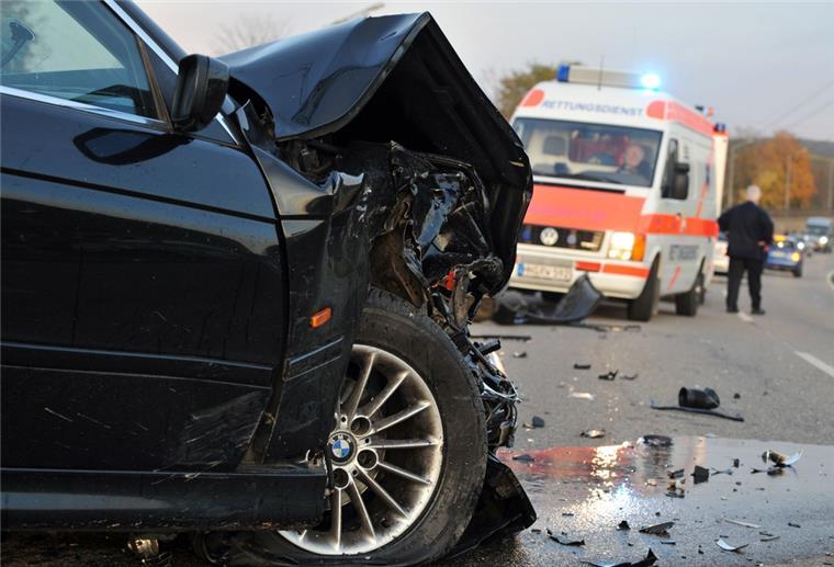 Trauriger Rekord: Niedersachsen bei Verkehrstoten mit an Spitze Ein Rettungswagen steht vor einem bei einem Unfall zerstörten Fahrzeug.