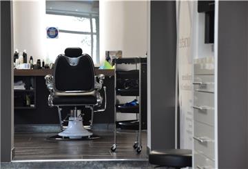 In Nordenham dürfen in den Friseursalons wie im Rest der Republik wieder Kundinnen und Kundin auf den lange leeren Stühlen Platz nehmen.