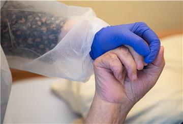 In Nordenham ist eine 89-jährige Heimbewohnerin an oder mit dem Virus gestorben.