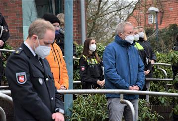 In Nordenham kamen rund 100 Menschen vor dem Polizeikommissariat zusammen - darunter nicht nur Polizisten, sondern auch Vertreter aus Politik und Verwaltung sowie Mitarbeiter anderer Behörden.