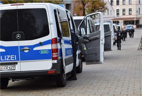 In Nordenham waren an den vergangenen Tagen zu Spitzenzeiten bis zu 200 Beamtinnen und Beamte der Landespolizei im Einsatz. Hinzu kamen zahlreiche Bundespolizistinnen und -polizisten. 
