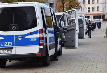 In Nordenham waren an den vergangenen Tagen zu Spitzenzeiten bis zu 200 Beamtinnen und Beamte der Landespolizei im Einsatz. Hinzu kamen zahlreiche Bundespolizistinnen und -polizisten. 
