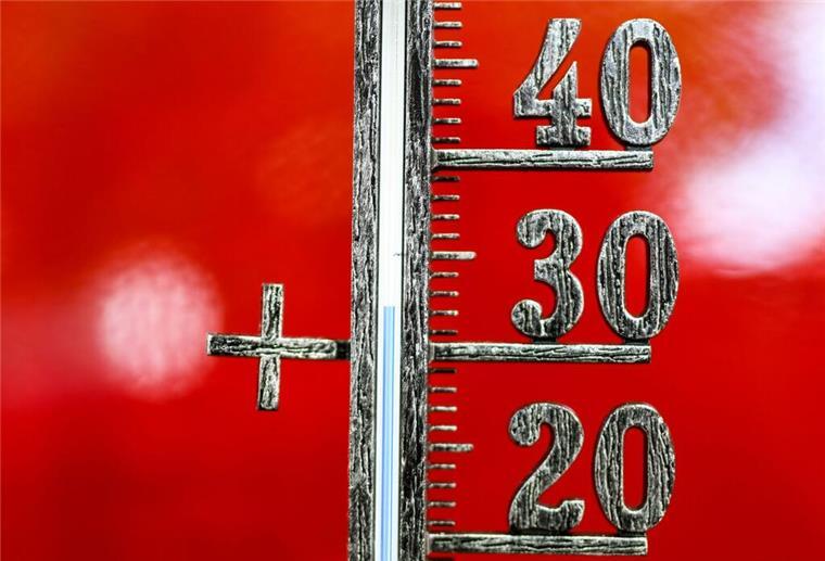 Ein Thermometer zeigt im Schatten knapp 33 Grad an.