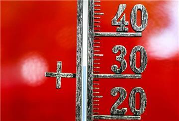 Ein Thermometer zeigt im Schatten knapp 33 Grad an.