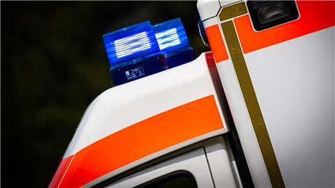 In Northeim prallt ein Auto mit einem Rettungswagen auf einer Einsatzfahrt zusammen. (Symbolbild)