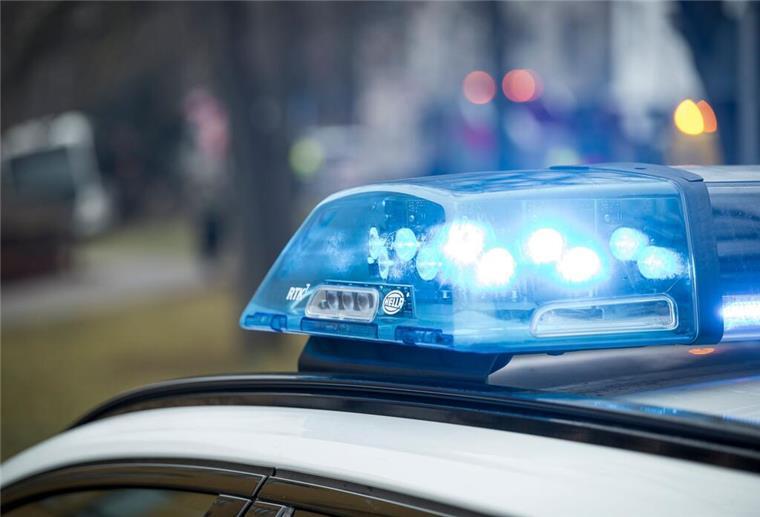 Familiendrama in Oldenburg: Mann soll Frau und Kinder getötet haben Blaulicht auf einem Einsatzfahrzeug der Polizei am Unfallort.