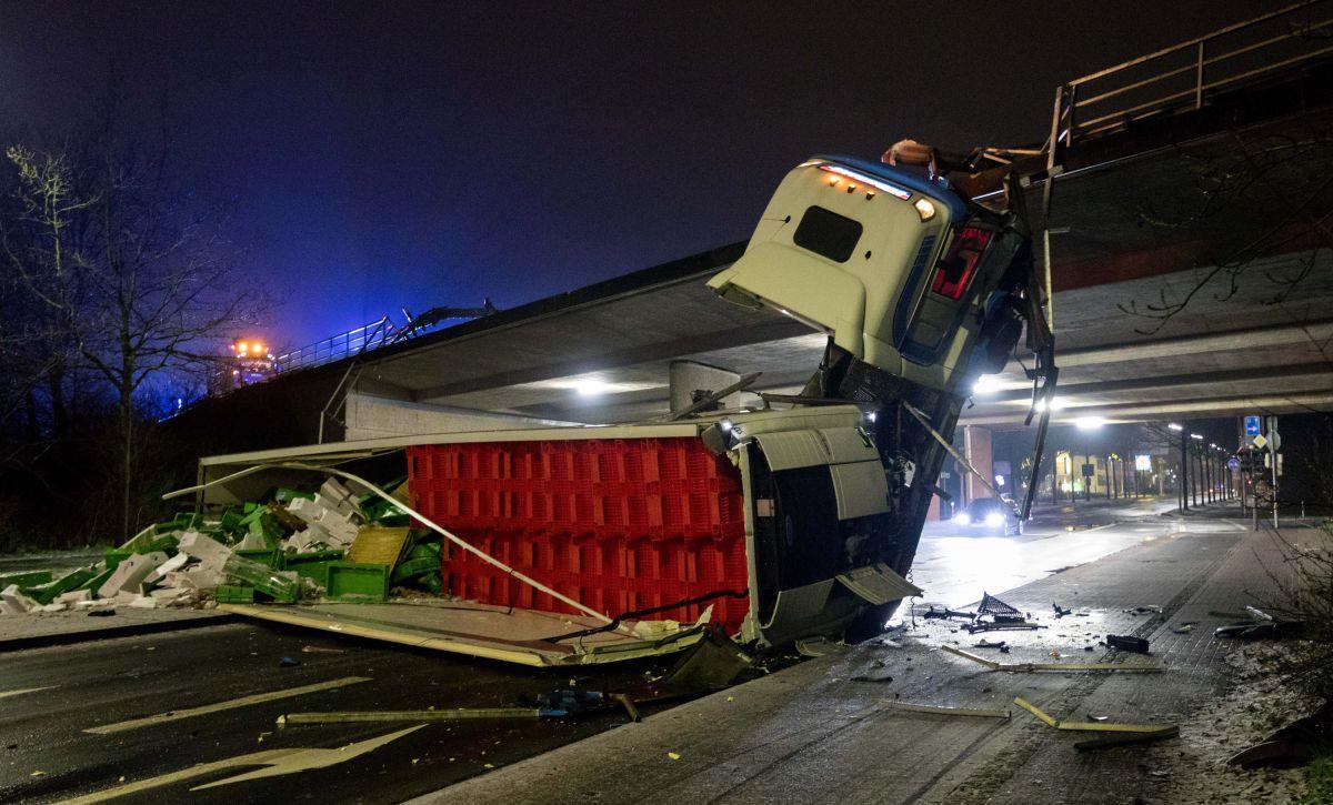 In Oldenburg ist am Samstagmorgen ein Lastwagen voller Garnelen von einer Autobahnbrücke gestürzt.