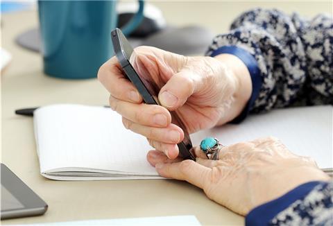 In Oldenburg ist eine 79-jährige Frau von falschen Polizisten um 45.000 Euro betrogen worden. Die Ermittlungen laufen.