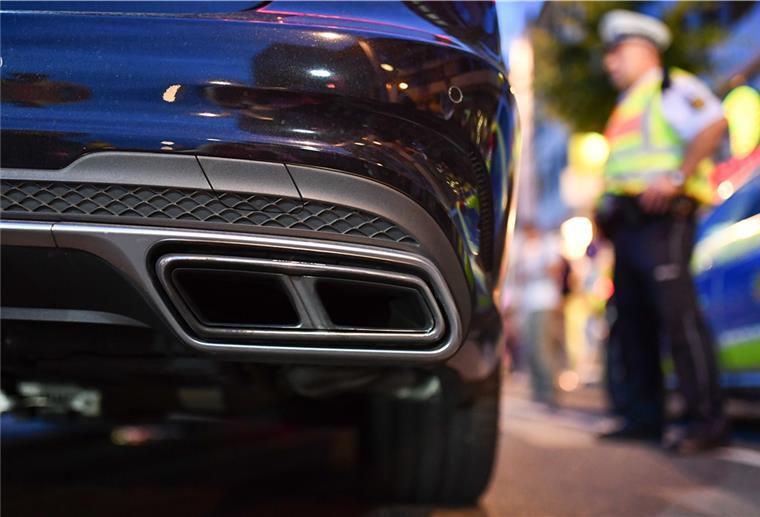 Polizeibeamte kontrollieren sogenannte Autoposer.