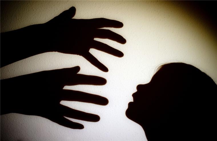 Oldenburg: Vater (27) misshandelt kleinen Sohn (4) In Oldenburg soll ein Mann seinen kleinen Sohn misshandelt haben.