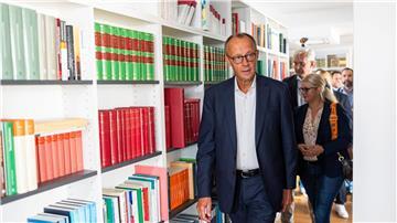In Osnabrück hat sich CDU-Chef Merz über die Imam-Ausbildung in Deutschland informiert.