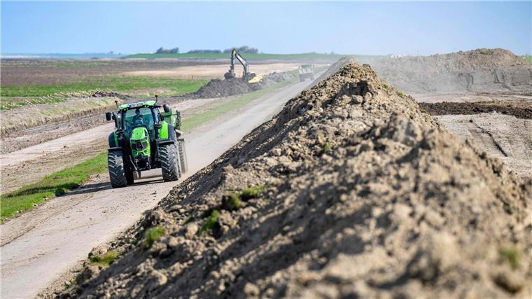 In Ostfriesland wurden Baustellen für Deicherhöhungen rechtzeitig vor der nahenden Sturmflutsaison abgeschlossen. (Archivbild)