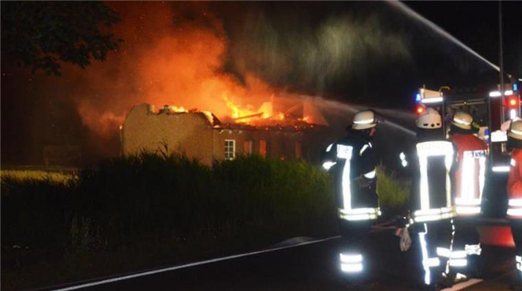 Flammen zerstören Reetdach-Rohbau in Otterndorf In Otterndorf wurde ein reetgedecktes Haus von einem Feuer zerstört.