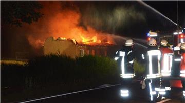 In Otterndorf wurde ein reetgedecktes Haus von einem Feuer zerstört.