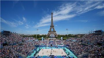 In Paris wird vor der beeindruckenden Kulisse des Eiffelturms Beach-Volleyball gespielt.
