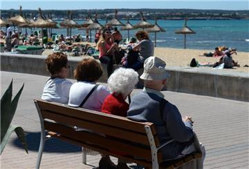 Rentner an der Playa de Palma in S'Arenal bei Palma de Mallorca