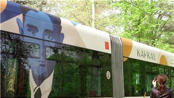 In Prag erinnert diese neugestaltete Straßenbahn an den deutschsprachigen Schriftsteller Franz Kafka.