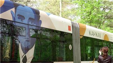 In Prag erinnert diese neugestaltete Straßenbahn an den deutschsprachigen Schriftsteller Franz Kafka.