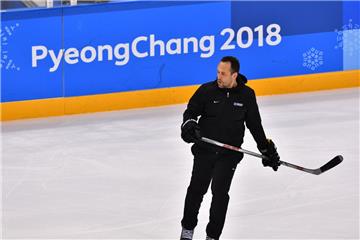 In Pyeongchang ist das Unfassbare so nah wie nie. Die Jungs von  Bundestrainer  Marco Sturm kämpfen  am Sonntag gegen Rekord-Weltmeister Russland um Olympia-Gold.