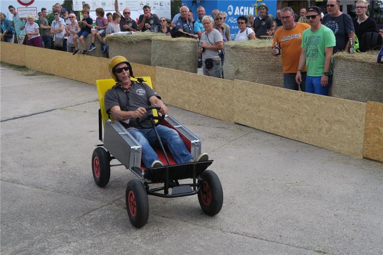 In rasanter Fahrt ging es zur Freude der Zuschauer die Deichdrift runter. 