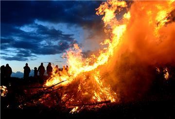 In Rodenkirchen standen die Leute gern am Osterfeuer. 