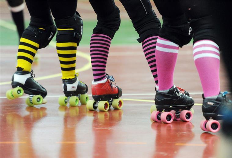 Zur Disco in Bremerhaven mit Rollschuhen oder Inlinern Rollschuhe in einer Sporthalle.